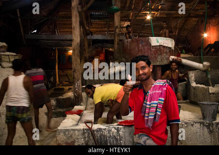 CHITTAGONG, Bangladesch - Februar 2017: Männer Reinigung Salz in einer Fabrik am Hafen von Chittagong in Bangladesch Stockfoto