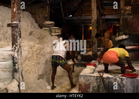 CHITTAGONG, Bangladesch - Februar 2017: Männer Reinigung Salz in einer Fabrik am Hafen von Chittagong in Bangladesch Stockfoto