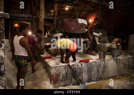 CHITTAGONG, Bangladesch - Februar 2017: Männer Reinigung Salz in einer Fabrik am Hafen von Chittagong in Bangladesch Stockfoto