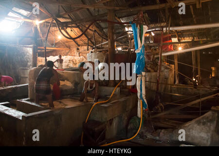 CHITTAGONG, Bangladesch - Februar 2017: Männer Reinigung Salz in einer Fabrik am Hafen von Chittagong in Bangladesch Stockfoto