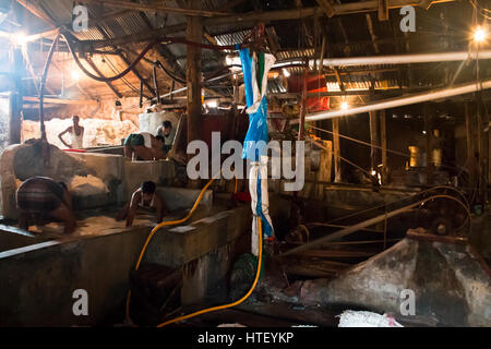 CHITTAGONG, Bangladesch - Februar 2017: Männer Reinigung Salz in einer Fabrik am Hafen von Chittagong in Bangladesch Stockfoto