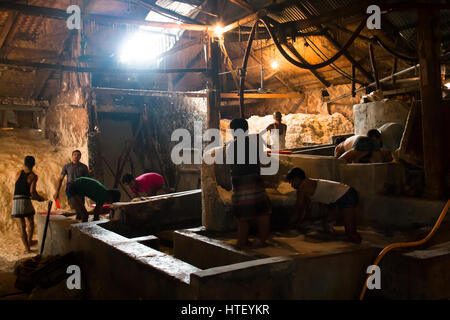 CHITTAGONG, Bangladesch - Februar 2017: Männer Reinigung Salz in einer Fabrik am Hafen von Chittagong in Bangladesch Stockfoto