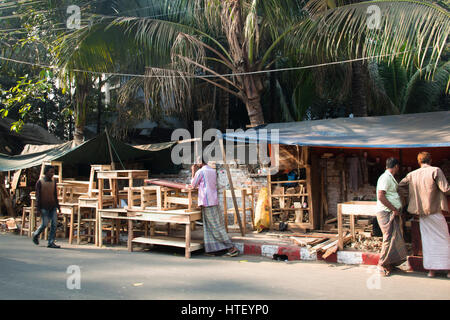 CHITTAGONG, Bangladesch - Februar 2017: Männer verkaufen Möbel aus einem Stand auf der Straße in Chittagong, Bangladesch Stockfoto