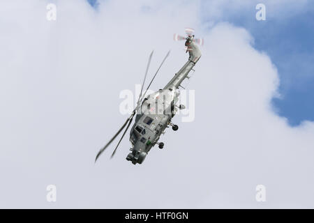 Royal Navy Lynx HMA.8 Tauchen während ihrer Anzeige in Bournemouth Air Festival, UK Stockfoto