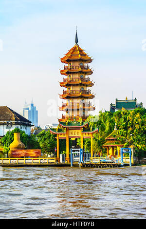 Die chinesischen Stil Chee Kinn Khor Pagode an der Chao Praya Flussseite in Thonburi, Bangkok Stockfoto