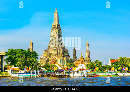 Wat Arun oder Wat Chaeng befindet sich am Westufer des Chao Phraya Flusses. Wat Arun oder Tempel der Morgenröte teilweise farbig Decorat besteht aus Stockfoto