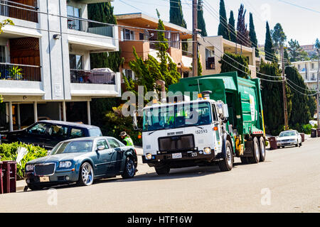 Ein Müllwagen Sammlung aufnehmen Stockfoto