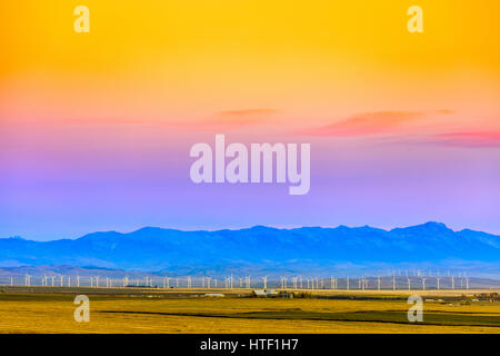 Windpark in Alberta Ausläufern Land, Kanada Stockfoto