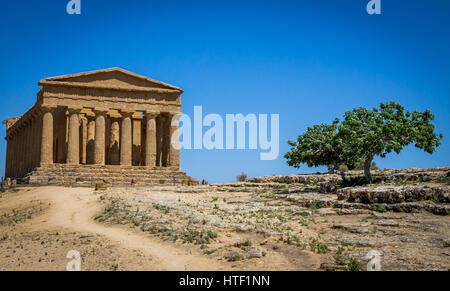 Griechische Ruinen des Concordia-Tempels in das Tal der Tempel - Agrigento, Sizilien, Italien Stockfoto