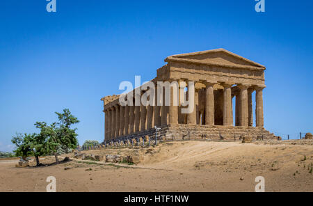 Griechische Ruinen des Concordia-Tempels in das Tal der Tempel - Agrigento, Sizilien, Italien Stockfoto