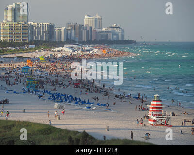 South Miami Beach an einem Sonntag im Winter voll. Stockfoto