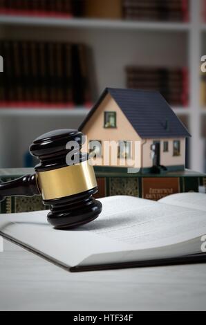 Hammer und Haus Darlehen Begriff. Gesetz Auktion Hammer rechtliche Darlehen Hypothek Gerechtigkeit Zusammensetzung verkauft Stockfoto