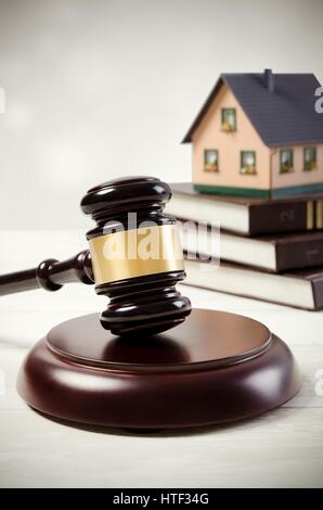 Hammer und Haus Darlehen Begriff. Gesetz Auktion Hammer rechtliche Darlehen Hypothek Gerechtigkeit Zusammensetzung verkauft Stockfoto