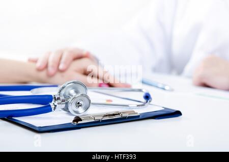 Arzt und Patient im Amt. Arzt Patienten medizinische Stethoskop Gesundheitsversorgung Hand Beratungskonzept Stockfoto