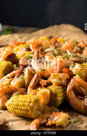 Hausgemachte traditionelle Cajun Garnelen kochen mit Wurst Kartoffel und Mais Stockfoto