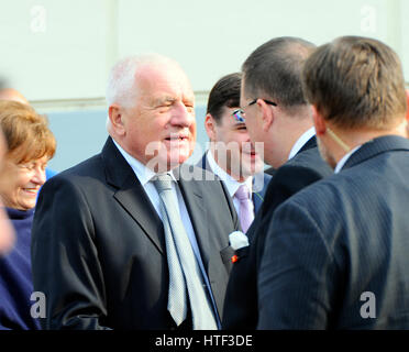 Der ehemalige Präsident der Tschechischen Republik Vaclav Klaus und seine Frau Livia cob und Polizei für den Schutz der nationalen Feierlichkeiten in Stara Boleslav Stockfoto