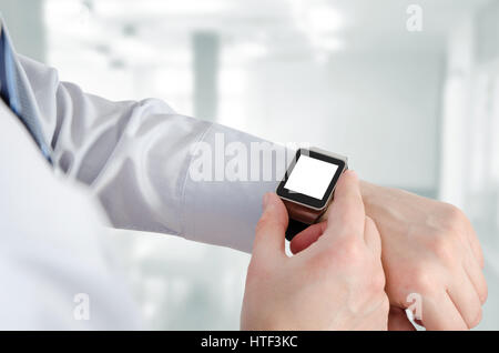 Mann mit Smartwatch mit e-Mail-Notifier. Smartwatch Handgerät benachrichtigen Computer Internet-Nachricht e-Mail-Konzept Stockfoto