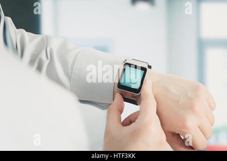 Mann mit Smartwatch mit e-Mail-Notifier. Smartwatch Handgerät benachrichtigen Computer Internet-Nachricht e-Mail-Konzept Stockfoto