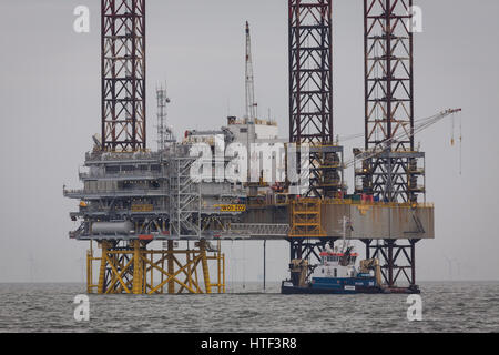 Der Atlantik Amsterdam neben dem ersten Rennen Bank Offshore-windpark (Zeile 01-Z02) Umspannwerk während der Bauphase 2017 aufgebockt. Stockfoto