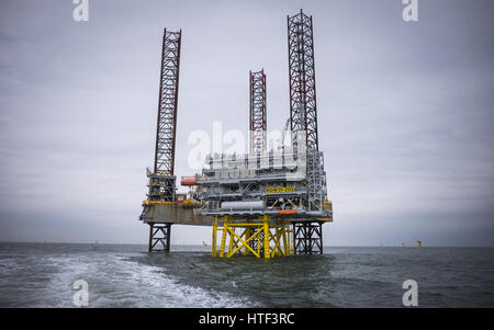 Der Atlantik Amsterdam neben dem ersten Rennen Bank Offshore-windpark (Zeile 01-Z02) Umspannwerk während der Bauphase 2017 aufgebockt. Stockfoto