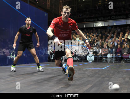 Der Brite Nick Matthew (rechts) und Ägyptens Tarife Dessouky (links) während der Eventis Canary Wharf Classic in London. Stockfoto