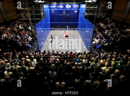 Einen Überblick über das Spiel zwischen der Brite Nick Matthew und Ägyptens Tarife Dessouky während der Eventis Canary Wharf Classic in London. Stockfoto