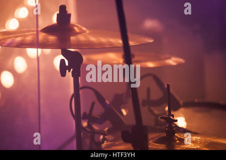 Live Rock Musikhintergrund, Schlagzeuger spielt mit Drumsticks auf Rock Drumset. Wärmen Sie getönten nahe Foto, selektiver Weichzeichner auf Stockfoto