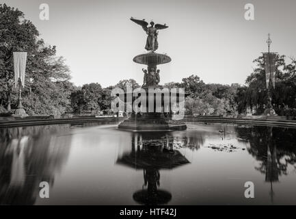 Bethesda-Brunnen im Central Park. & Schwarz. Manhattan, New York City Stockfoto