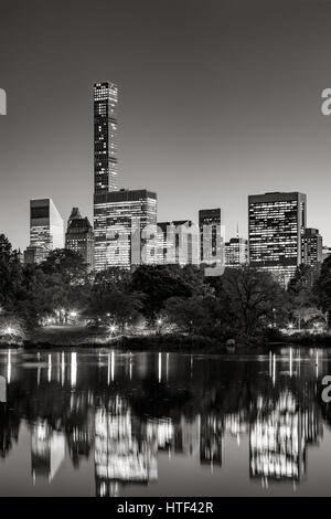 Midtown Wolkenkratzer reflektieren den Central Park-See in der Dämmerung. & Schwarz. Manhattan, New York City Stockfoto