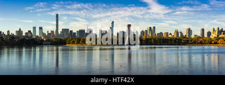 Morgen Panoramablick auf den Stausee von Central Park und Midtown Manhattan Wolkenkratzer im Herbst. New York City Stockfoto