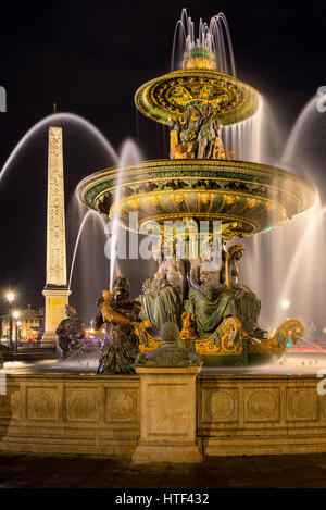 Der Brunnen des River Commerce und Navigation (Fontaine des Fleuves) und der Obelisk in der Nacht. Platz De La Concorde, Paris, Frankreich Stockfoto