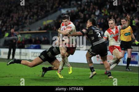 St Helens Mark Percival (Mitte) durchbricht Hull FC Mahe Fonua (rechts) und Carlos Tuimavave Betfred Super League match bei KCOM Stadion, Rumpf. Stockfoto