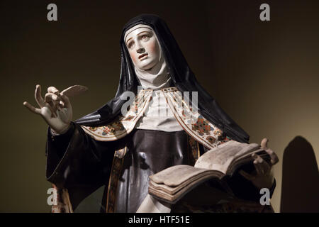 Die heilige Teresa von Avila. Polychrome Holzstatue des spanischen Barocks Bildhauers Gregorio Fernandez (1625) auf dem Display an der Ausstellung in der Kunsthalle München in München, Bayern, Deutschland. Die Ausstellung widmet sich zum goldenen Zeitalters Spaniens läuft bis 26. März 2017. Stockfoto