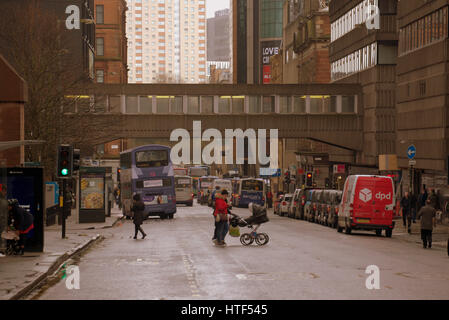 Glasgow City Stadtbild Straßenszene Busse und Fußgänger Stockfoto