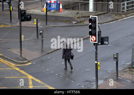 Glasgow City Stadtbild Straßenszene Kreuzung Straße an Ampel junger Kerl Stockfoto