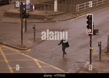 Glasgow City Stadtbild Straßenszene Kreuzung Straße an Ampel junger Kerl Stockfoto