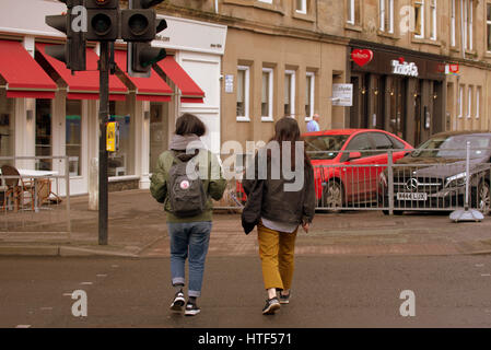 Glasgow City Stadtbild Straßenszene Kreuzung Straße an der Ampel asiatische paar trendige modische junge Stockfoto