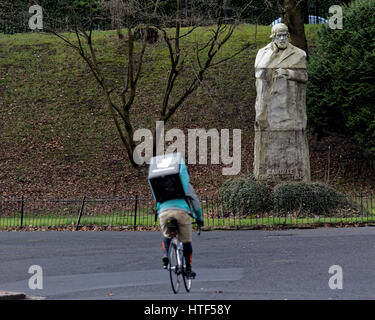 Deliveroo Fahrrad Lieferung Fahrrad Radfahrer vor Statue von Thomas Carlyle Stockfoto