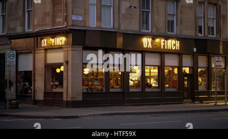 Glasgow Finnieston gentrifizierten Bereich der Samstagabend Straßenszene Ochse und Finch Restaurant city Stockfoto