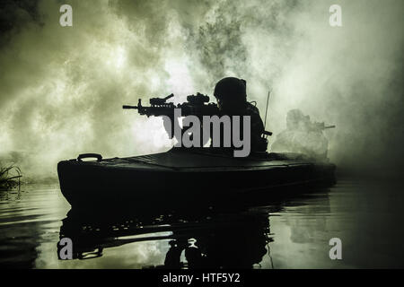 Beleuchtete Silhouette der Spezialeinheiten marine Betreiber in militärischen Kajak auf Feuer Explosion Hintergrund. Schlacht-Betrieb, Bomben explodierten Stockfoto