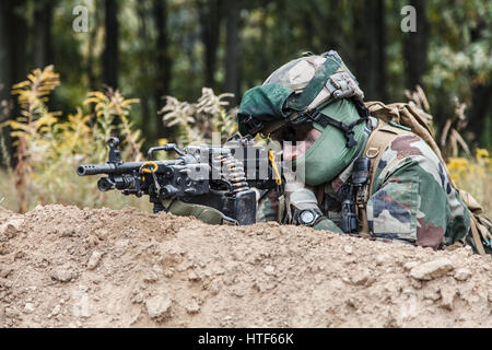 MG-Schütze des 1. Marine Infanterie Parachute Regiment RPIMA feuern von defensiven Position Graben Stockfoto