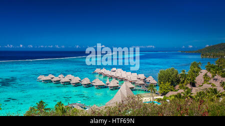 Wasserbungalows des Sofitel Hotel, Moorea, Gesellschaftsinseln, Französisch-Polynesien Stockfoto