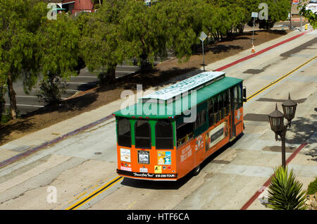 SAN DIEGO, CA - APRIL 23: Tour-Bus fährt durch die Straße von San Diego, Kalifornien, am 23. April 2014 Stockfoto