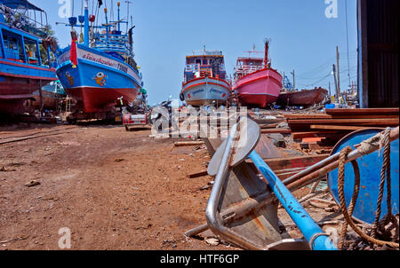 Bootswerft Thailand, kommerzielle Fischerei Werft zur Reparatur und Renovierung. Na Klua, Pattaya, Thailand. Stockfoto