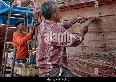 Bootshof Thailand, Menschen, die in einem kommerziellen Fischerboot Reparatur und Renovierung Hof. Na Klua, Pattaya, Thailand. Stockfoto