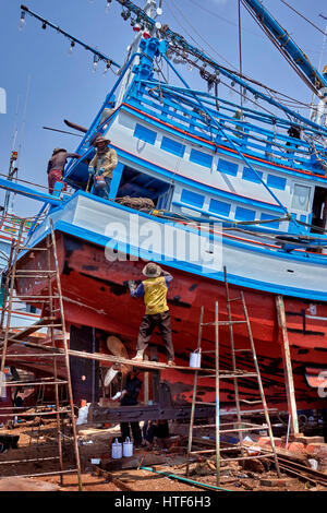 Bootswerft Thailand, kommerzielle Fischerei Werft zur Reparatur und Renovierung. Na Klua, Pattaya, Thailand. Stockfoto