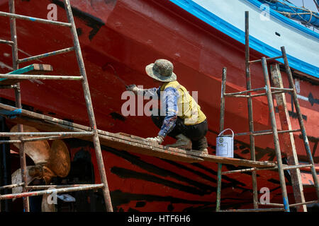 Bootshof Thailand, Menschen, die in einem kommerziellen Fischerboot Reparatur und Renovierung Hof. Na Klua, Pattaya, Thailand. Stockfoto