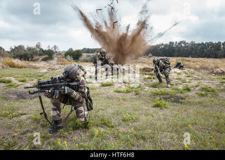 Kader von Elite französische Fallschirmjäger des 1. Marine Infanterie Parachute Regiment RPIMA in Aktion, Landmine Explosion in einen Hinterhalt gelockt Stockfoto