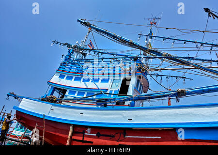 Bootswerft Thailand, kommerzielle Fischerei Werft zur Reparatur und Renovierung. Na Klua, Pattaya, Thailand. Stockfoto