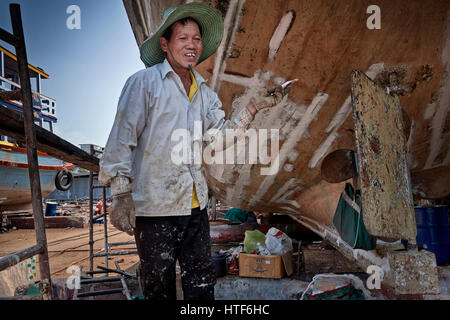 Bootshof Thailand, Menschen, die in einem kommerziellen Fischerboot Reparatur und Renovierung Hof. Na Klua, Pattaya, Thailand. Stockfoto